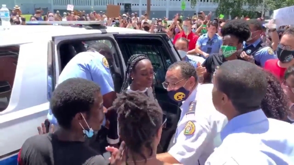 Vrouw na aanhouding direct weer vrijgelaten nadat de politieauto werd omsingeld
