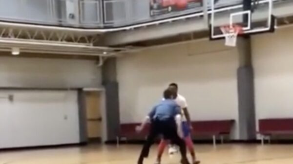 Politieagent vernedert man op het basketbalveld (deel 2)