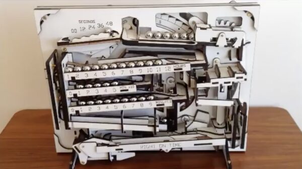 Wie wil deze knikkerklok nou niet hebben?