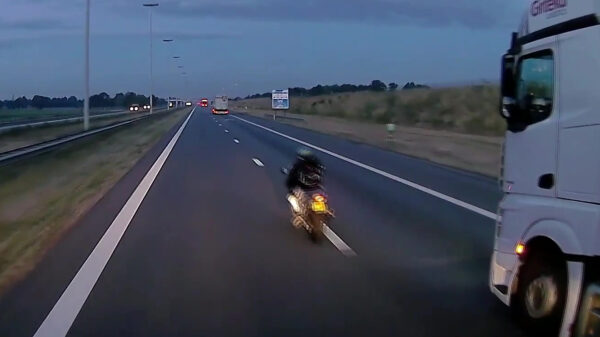 Motorrijder komt even met een noodgang tussen twee vrachtwagens door