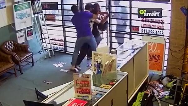 Een hele lading helden die zelf overvallers hun winkel uit gooiden