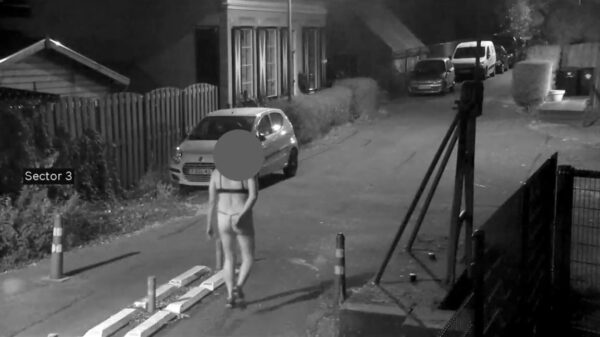 Kerel in bikini loopt op spoorweg en veroorzaakt stevige treinvertraging