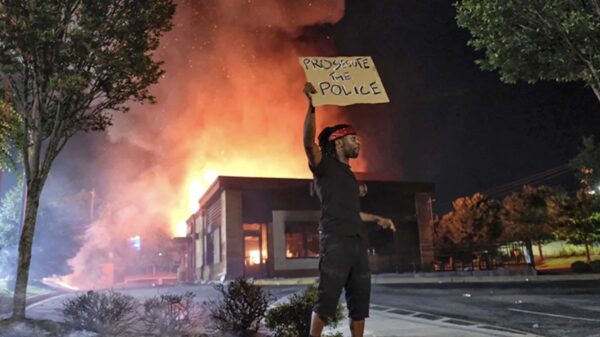 Atlanta: wéér een man doodgeschoten door een agent, restaurant afgebrand uit woede en politiechef neemt ontslag