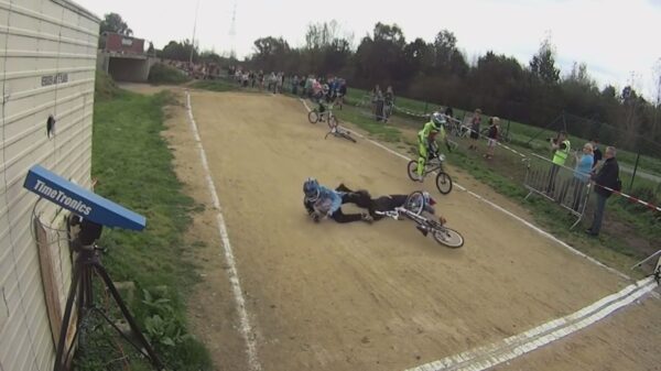 Elias Verbinnen gaat net voor de finish hard onderuit vanaf de eerste plek