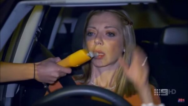 Blondje heeft geen enkel idee hoe ze moet uitblazen tijdens blaastest