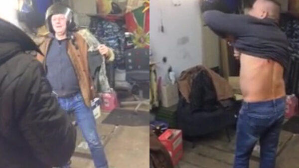 Russische randdebiel test een kogelvrij vest en laat zich beschieten