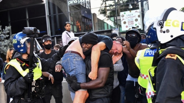 Nu al foto van het jaar: BLM-activist brengt "blanke far-right" demonstrant in veiligheid