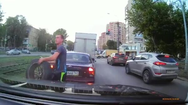 Eindbaas weet losgeslagen wiel net op tijd tegen te houden