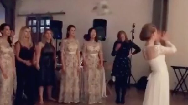 Als je vriendin het boeket vangt op een bruiloft