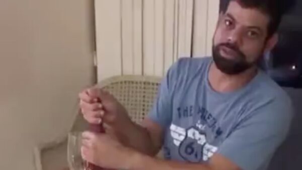 Een flesje bubbels openmaken blijkt nog best lastig te zijn