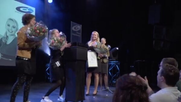 Blondjes nemen op geheel eigen wijze een prijs in ontvangst