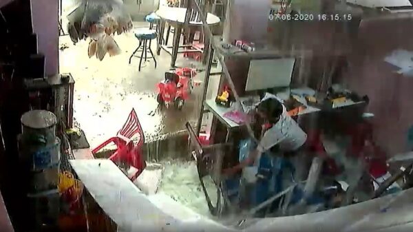 Vietnamees jochie krijgt een hartverzakking als een emmer water het dak laat instorten