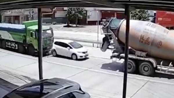 Vrouw wordt gesandwiched door twee vrachtwagens