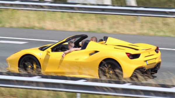 Kind mag stukje in papa's Ferrari rijden op de A1 bij Amersfoort