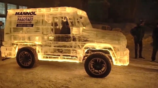 Russische automonteurs hebben een blyatmobiel gemaakt die uit ijs bestaat