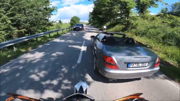 Motorrijder wordt keihard van achter aangereden als hij vol in de ankers moet