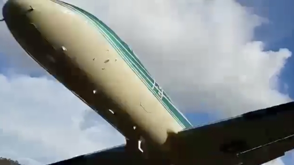 Kamikazepiloot zorgt voor broekpoepmomentje tijdens angstaanjagende fly-over