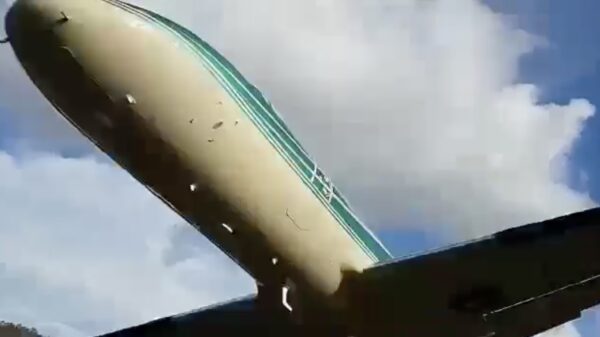 Kamikazepiloot zorgt voor broekpoepmomentje tijdens angstaanjagende fly-over