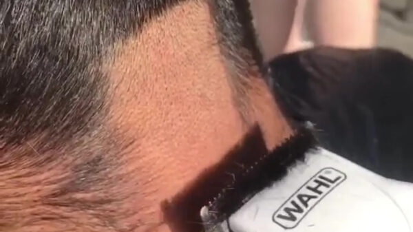 Wil jij mijn haar misschien even bijtrimmen?