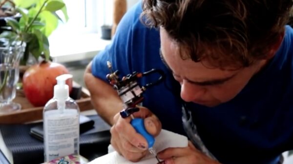 Rico laat een tatoeage ONDER zijn nagel zetten