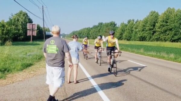 Een bidon dumpen en op je fiets blijven zitten is nog best lastig