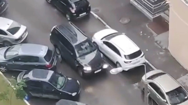 Vrouw ramt meerdere auto's en rijdt weg alsof er niets is gebeurd