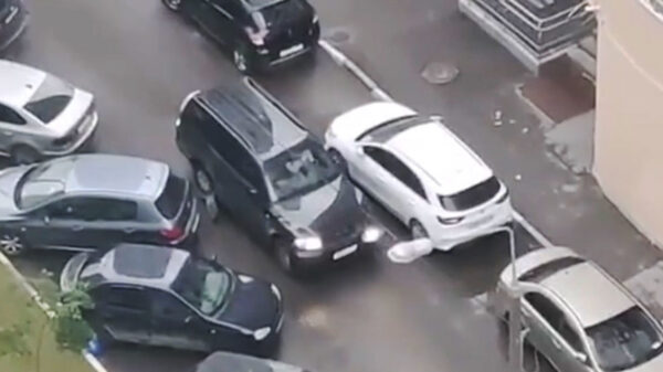 Vrouw ramt meerdere auto's en rijdt weg alsof er niets is gebeurd