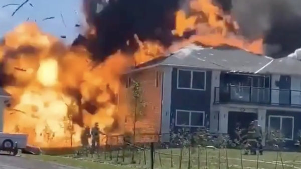 Enorme propaantank explodeert terwijl brandweermannen het huis blussen