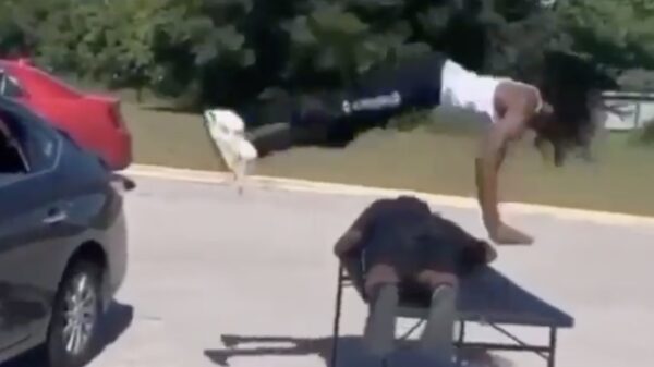 Amateurworstelaar doet een perfecte schorpioen