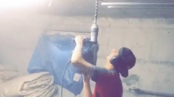 De stagiair het eerste gaatje laten boren