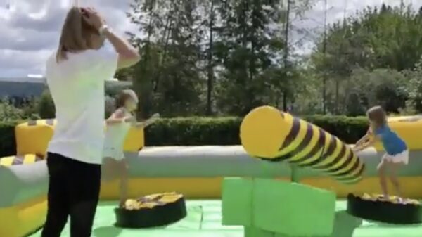 Dochter wordt 2x gevloerd in de speeltuin