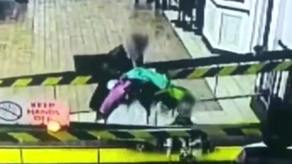 Schokkende beelden van vrouw en kind die door aanstormende trein worden geraakt