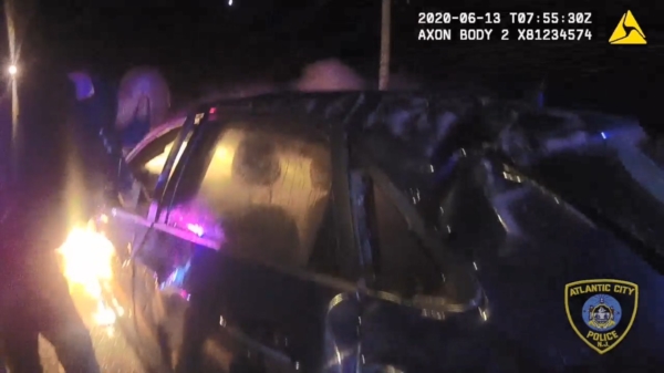 Amerikaanse politieagenten redden bewusteloze man uit een brandende auto