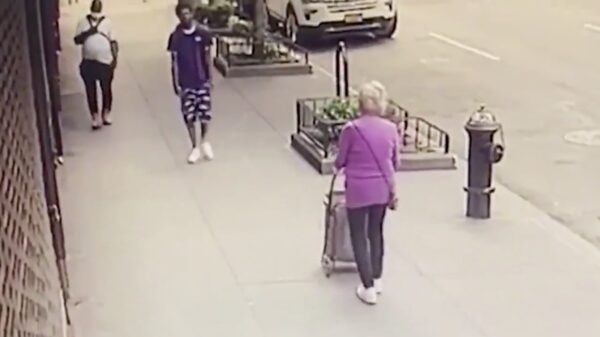 Idioot van de dag duwt uit het niets een 92-jarige vrouw omver