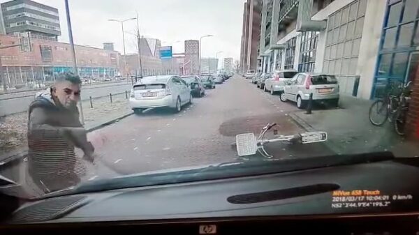 Acteur in Den Haag laat zien waarom je in Nederland ook een dashcam zou moeten hebbebn