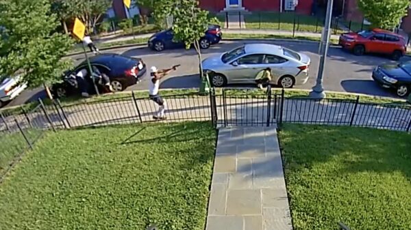 Beveiligingscamera legt bizarre schietpartij tussen 2 gangs in Washington vast
