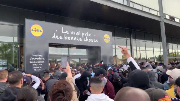 Goedkope Playstation 4 blijkt belangrijker dan corona, politie zet traangas in