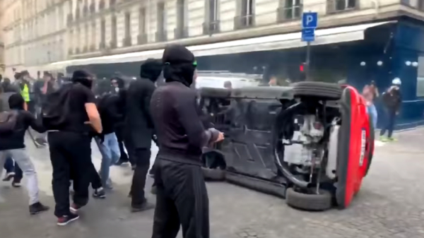 Franse relschoppers gooien invalidenauto op z'n kant tijdens zorgprotest in Parijs
