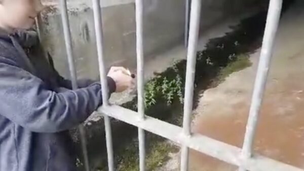 Vuurwerk in een enorme tunnel gooien