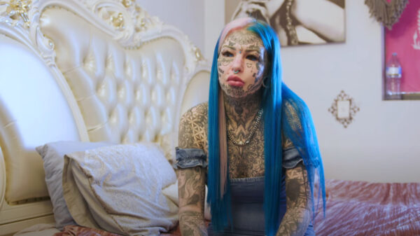 Even kennismaken met de dame die al $70.000 uitgaf aan haar 600 tatoeages