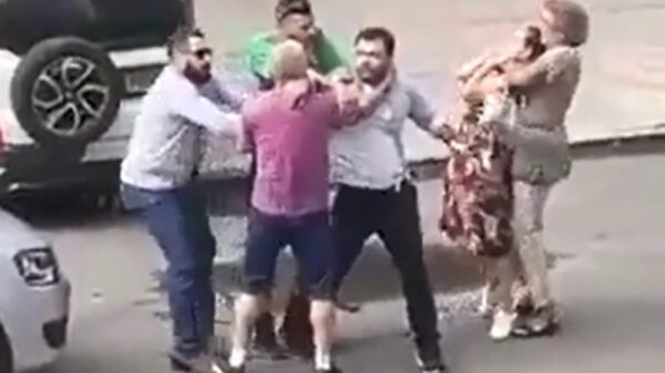 Oma bemoeit zich met gevecht en wurgt vrouw bewusteloos