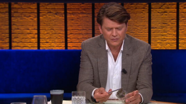 Beau trekt tijdens live-uitzending doodleuk een hele lading eikenprocessierupsen uit een potje