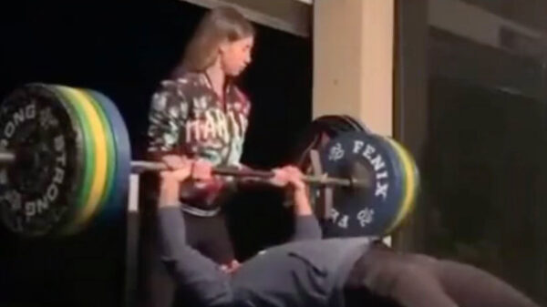 Een beetje bankdrukken met je vriendin, wat kan er fout gaan?