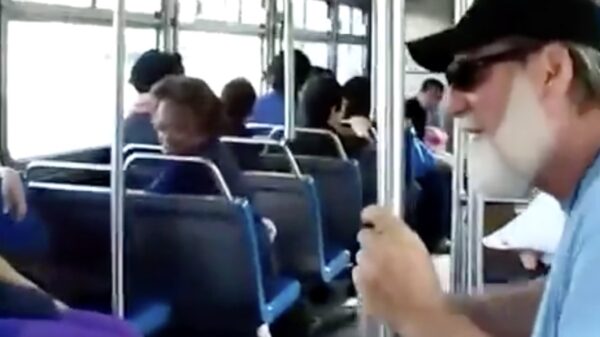 Vietnamopa gaat vol in de aanval als hij ruzie met een 'gangster' krijgt