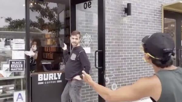 De wereld anno 2020: filmend ruziën vanwege het niet dragen van een mondkapje