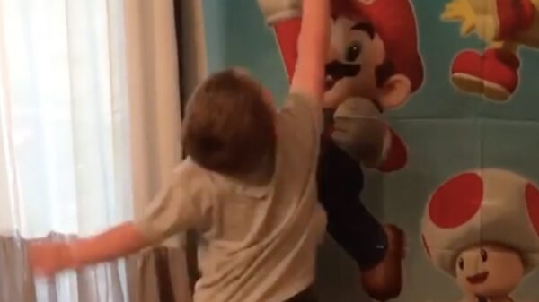 Jarig kind is net iets té blij met zijn cadeau