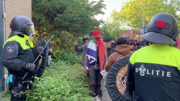 Demonstraties worden grimmig bij het standbeeld van J.P. Coen in Hoorn