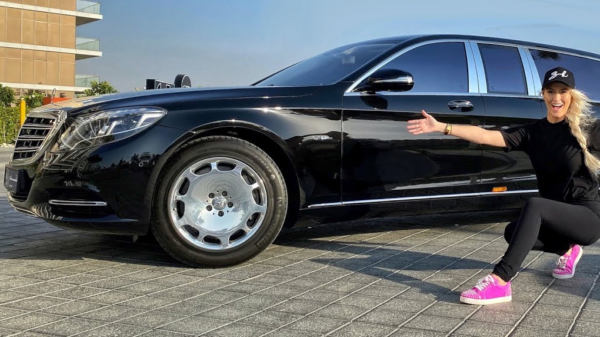 Supercar Blondie neemt een kijkje in de Mercedes Maybach Pullman, de meest luxe auto ter wereld