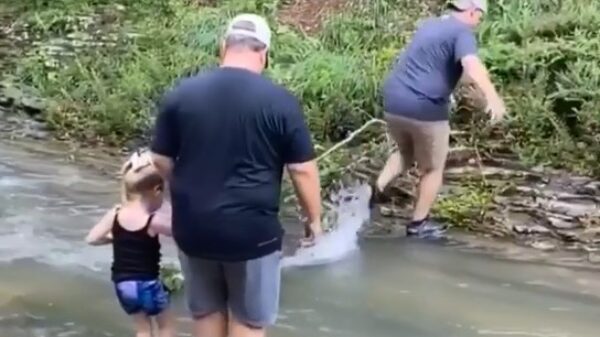 Veilig met opa oversteken