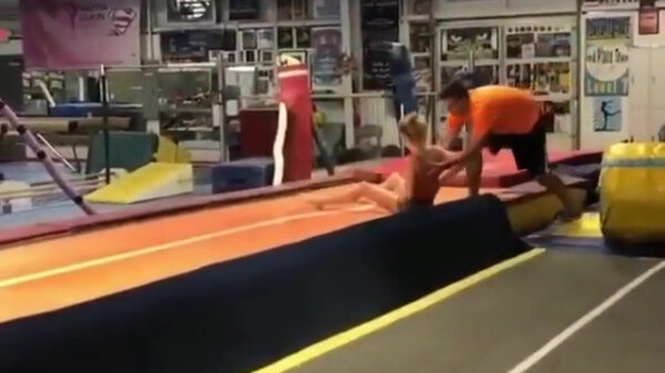 Gymnastiekmeisje blijkt ook de verkeerde kant op te kunnen vouwen